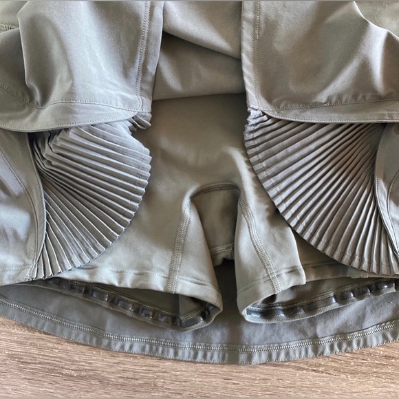 SOLD Lululemon Play Off The Pleats Skirt in Grey Sage Size 4 - Picture 7 of 8